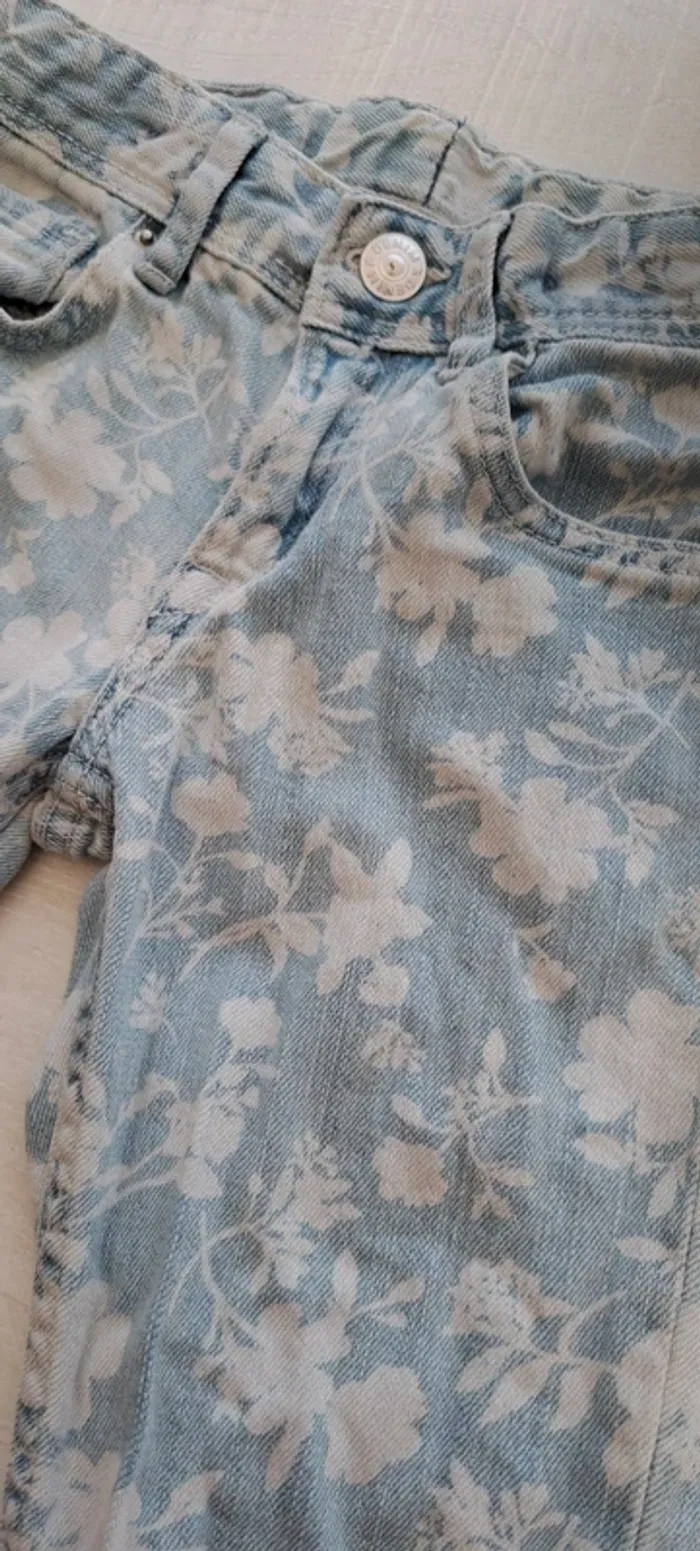 Jeans slim H&M - bleu motif fleurs blanches - taille 122cm 6-7 ans - coton - photo numéro 4
