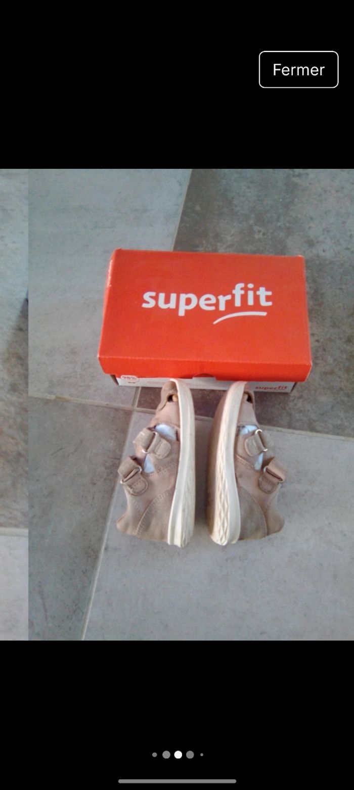 Une paire de sandales marque super fit couleur beige taille 22 
Une paire de basket bleu marque creeks taille 22 - photo numéro 8