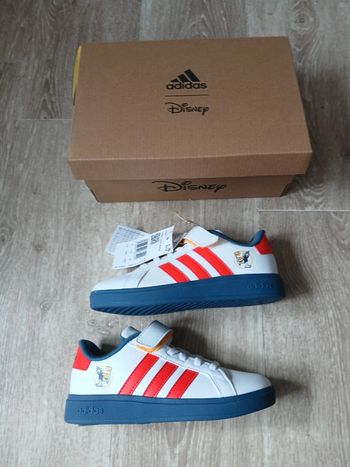 Baskets neuves adidas Mickey taille 30