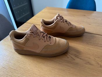 Nike homme court camel taille 42 très bon état peu porté