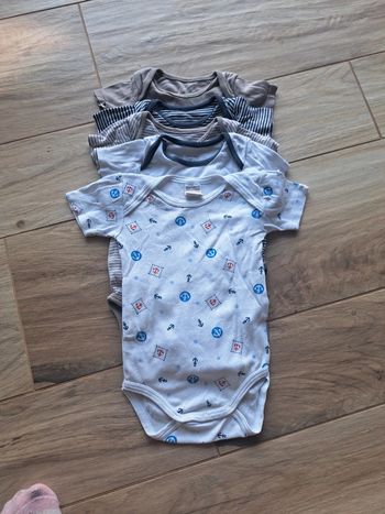 Lot 6 bodies 12 mois Petit Bateau