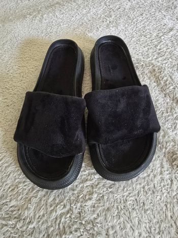 Sandales pantoufles velours neuve pointure notée 38 mais convient plutôt à un 39