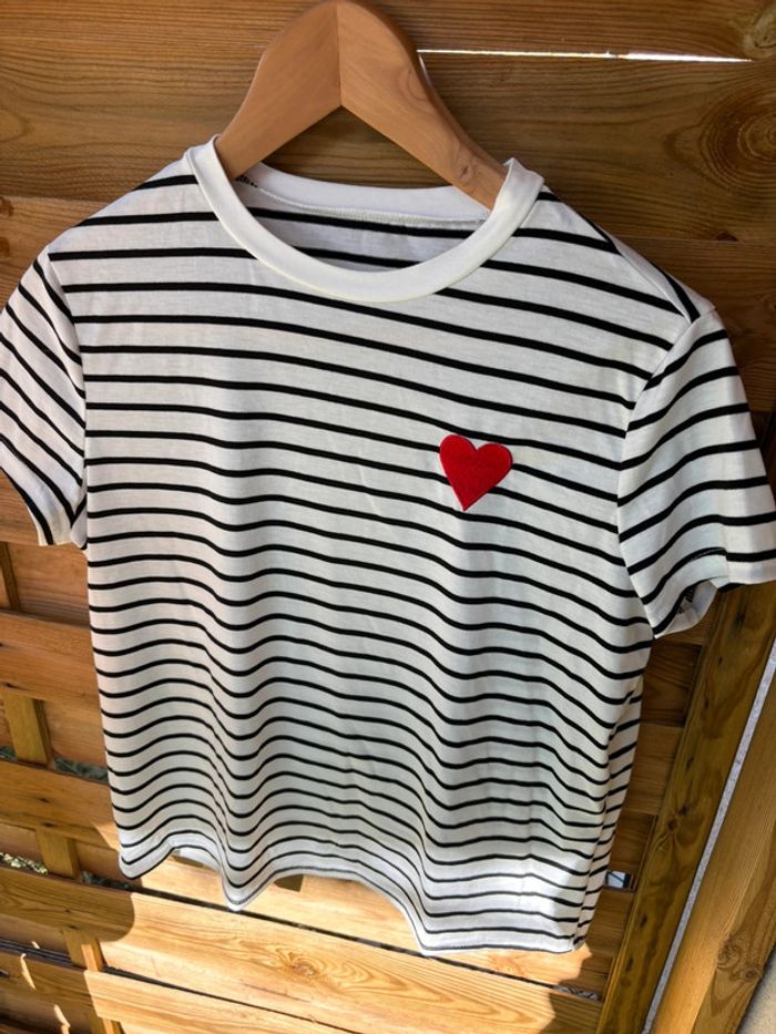T-shirt à rayures et cœur