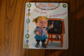 Livre P'tite fille Lisa joue à la maîtresse Fleurus