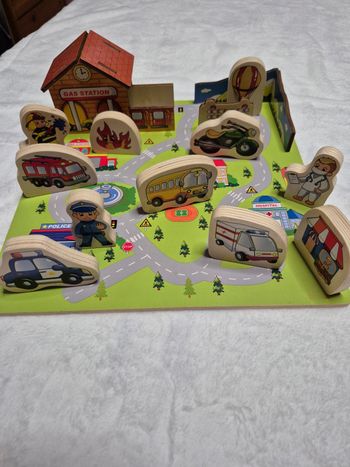 Circuit en bois + 11 figurines en bois