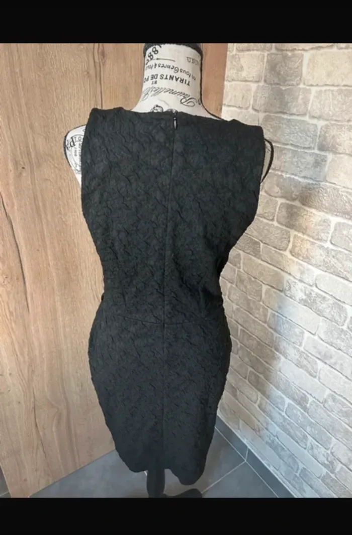 Robe noire avec motif en relief léger taille 36 - photo numéro 8