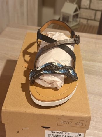 Belle sandale femme jamais porté 