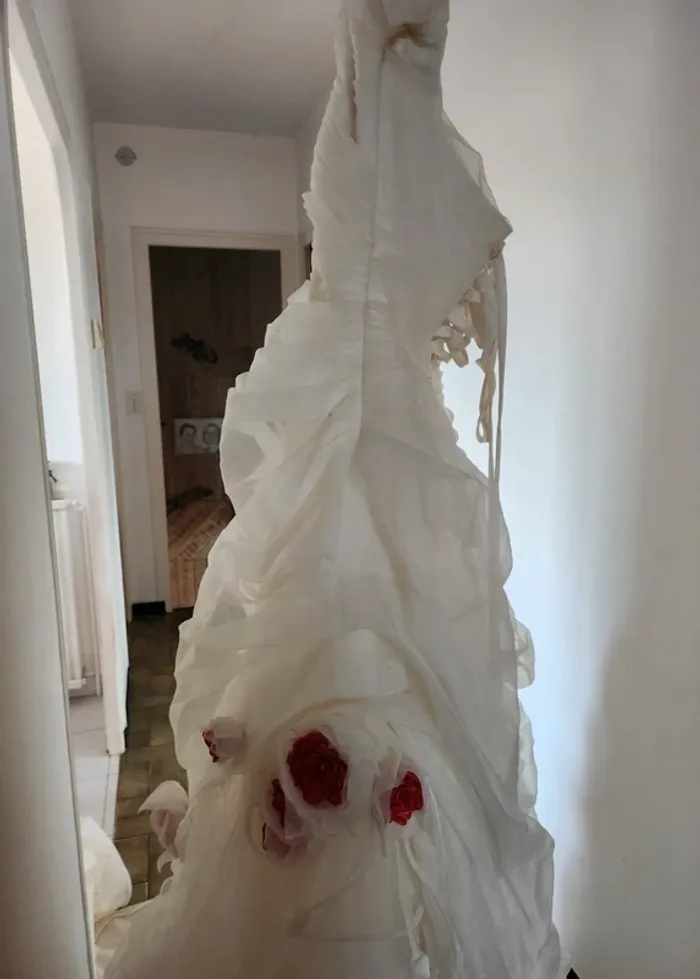 Robe de mariée blanche avec fleurs rouges taille 48 à 54 laçage dos en bon état Cosmobella - photo numéro 13