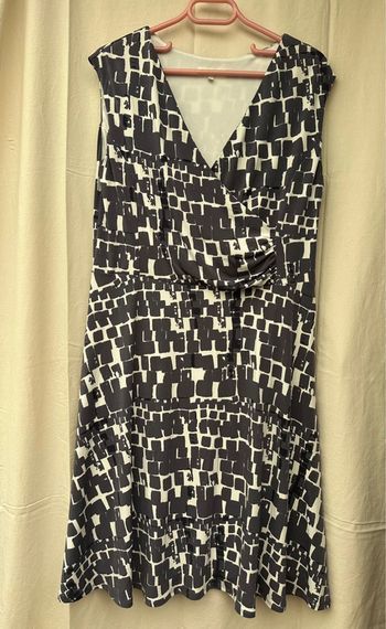 Robe sans manches, zippée sur un côté et doublée