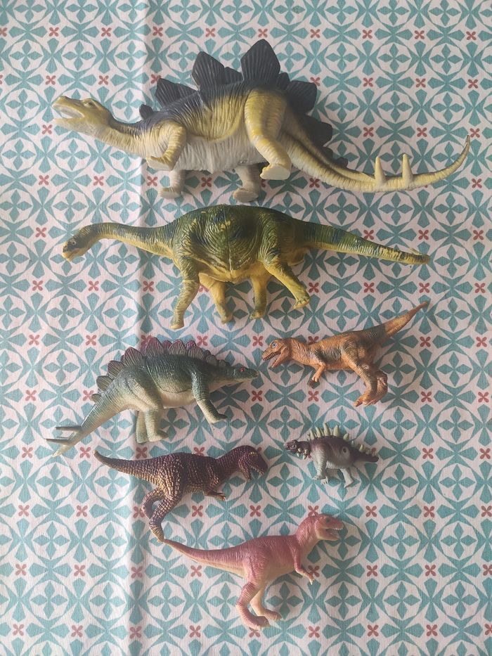 Lot de dinosaures solide - photo numéro 1
