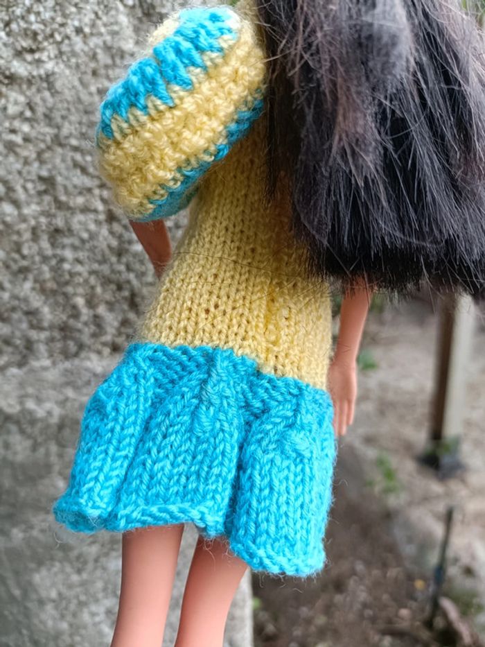 Robe jaune et bleu avec sac en crochet pour barbie - photo numéro 6