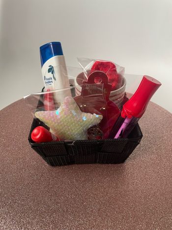 Panier cadeau rouge