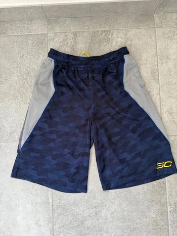Short Under Armor de sport garçon taille 14-16 ans noir et gris comme neuf