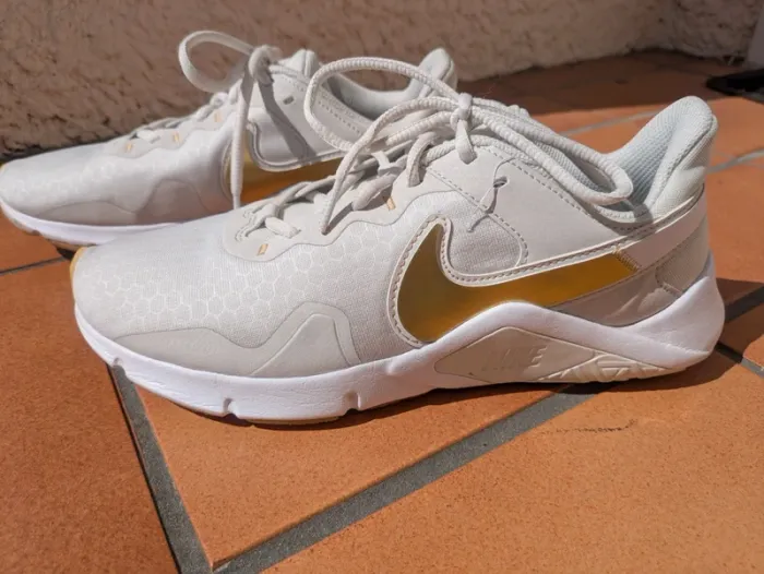 Baskets Nike Legend Essential 2 pour femme TBE