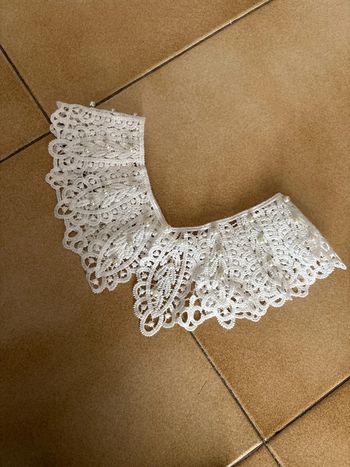Col en dentelle et perle