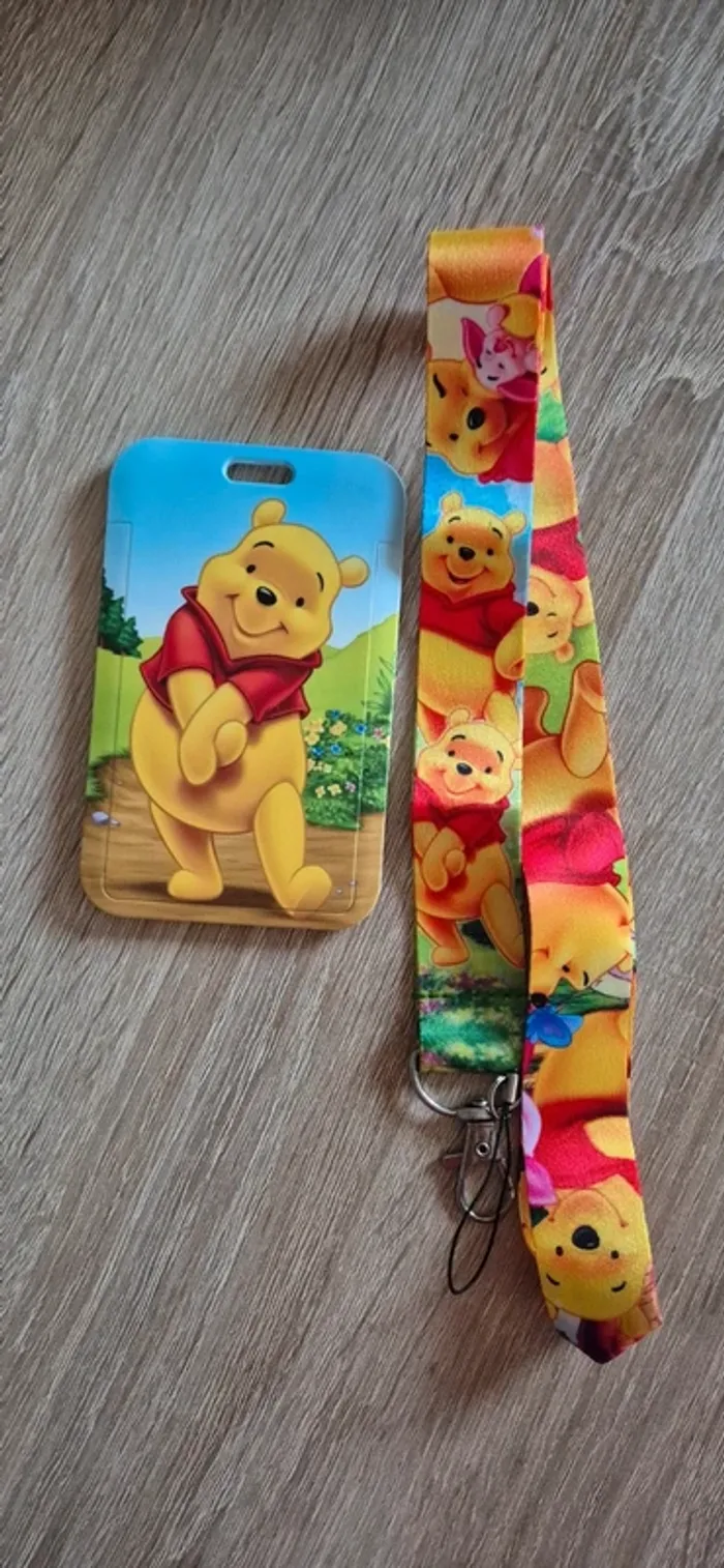 Porte carte d'identité Winnie l'ourson avec lanière fantaisie.
