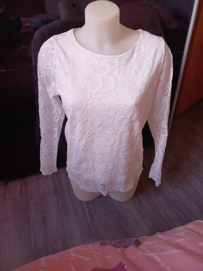 Joli pull dentelles boutons doublé taille M