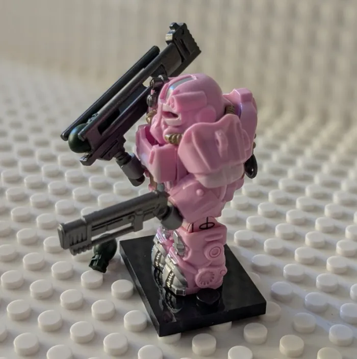 Figurine Fallout : Soldat en armure assistée T-60 rose, style lego - photo numéro 2