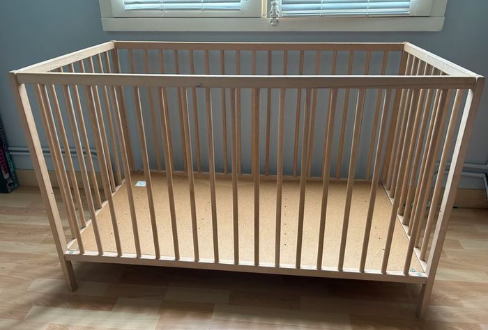 Lit en bois à barreaux + matelas - photo numéro 2