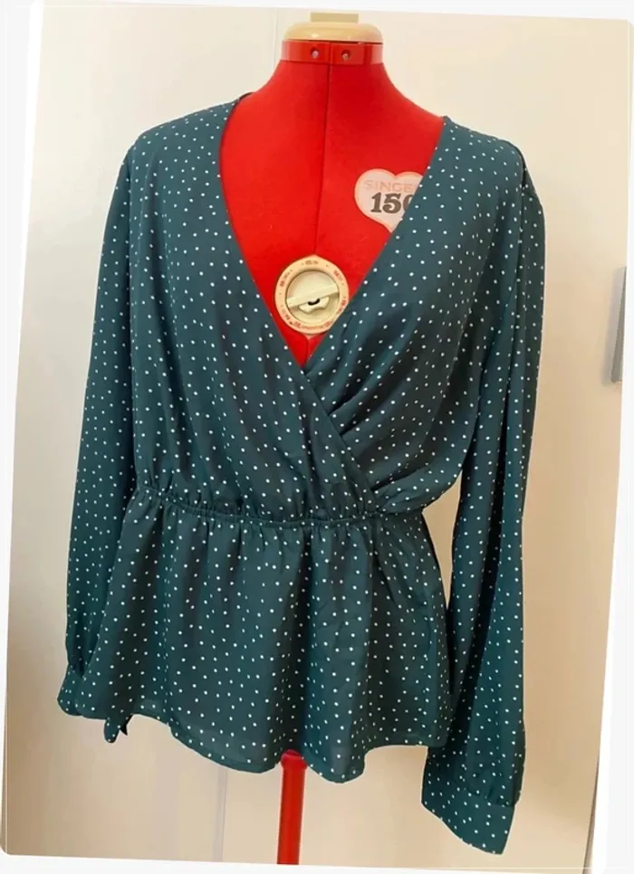 Blouse verte à pois camaieu