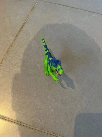 Velociraptor - Dimension environ 15 cm * 12 cm - Couleurs dominantes: Vert, violet, rouge & blanc