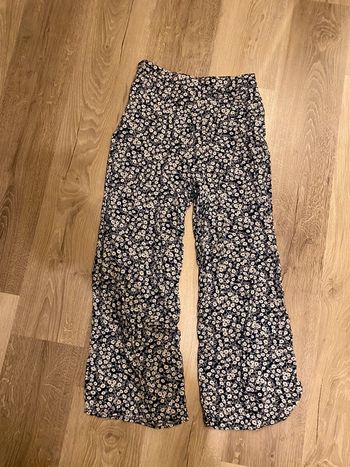 pantalon fluide fleuri bleu à jambes larges