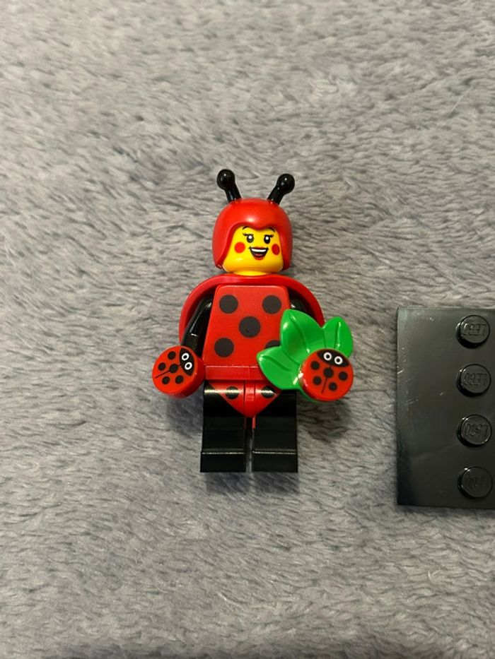 Minifigurine lego 71029 série 21 suit Guy coccinelle - photo numéro 2