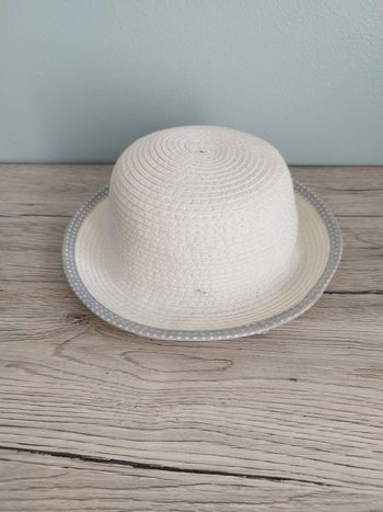 Élégant chapeau avec attache