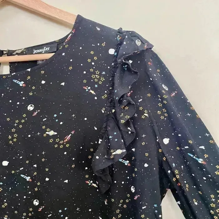 Blouse noire Jennyfer M imprimé espace, fusées & étoiles, manches longues, détail volanté V018 - photo numéro 3