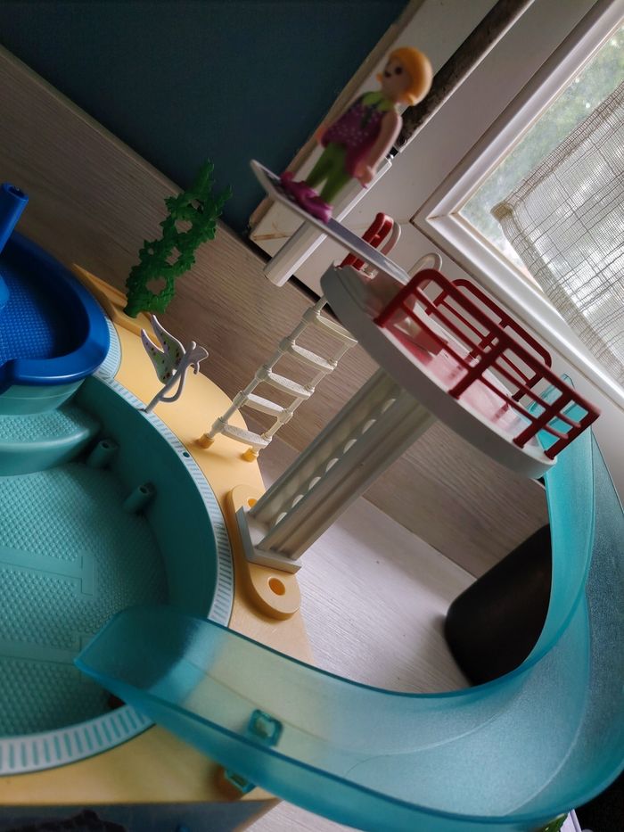 Piscine playmobil avec pleins de figurines - photo numéro 5