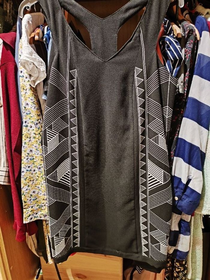 Robe noire avec forme