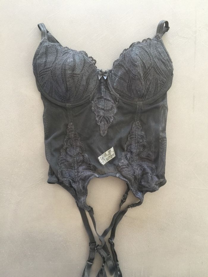 Soutien gorge porte jarretelles