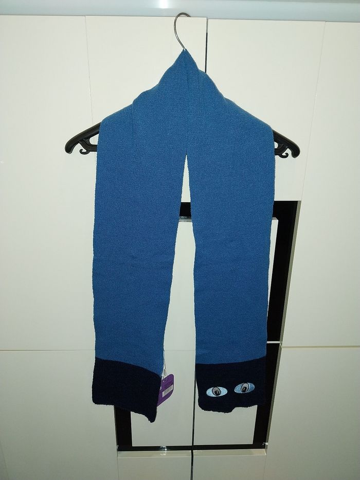 Écharpe pommette bleu avec motif