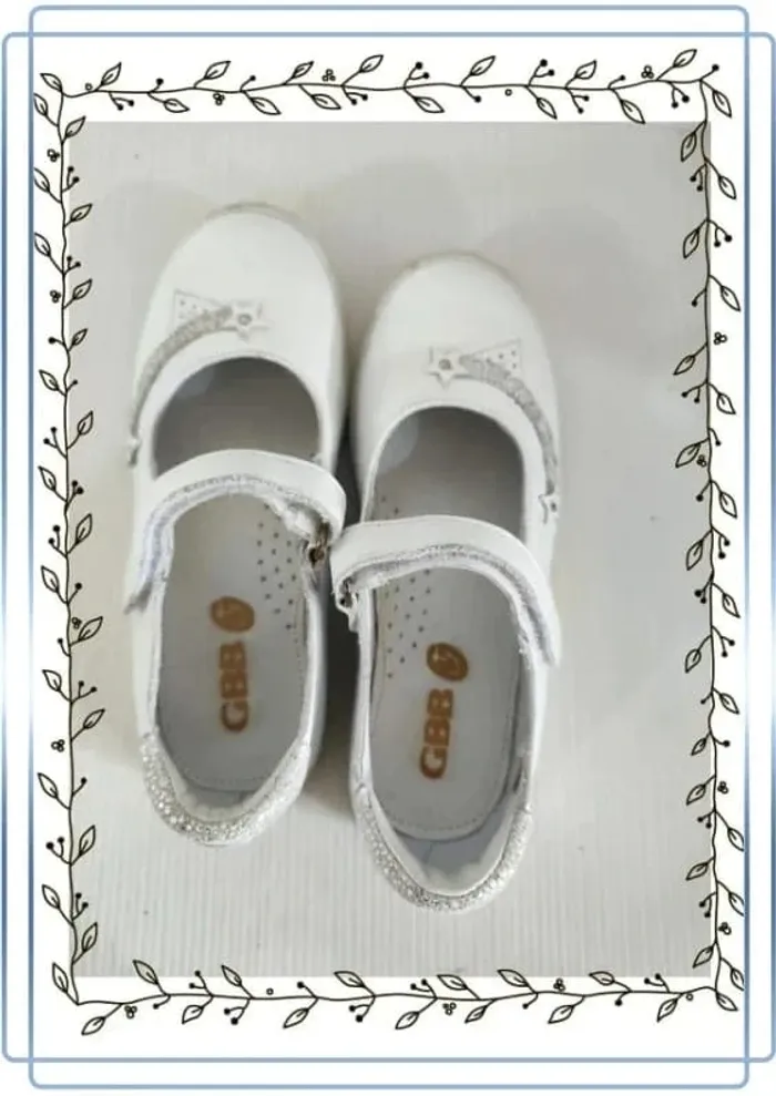 chaussures blanches gbb taille 31, quelques traces - photo numéro 3