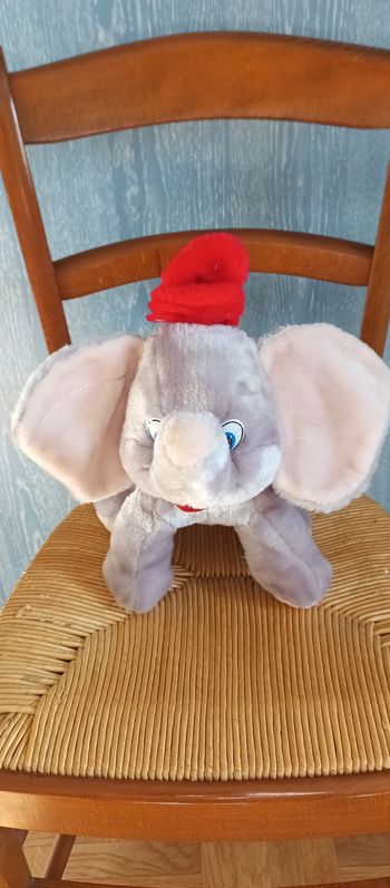 Dumbo avec chapeau rouge Disney