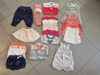 Lot de 28 vêtements bébé fille en 6  mois