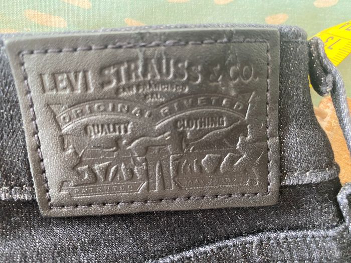 Jean neuf taille 25/30 levis - photo numéro 6