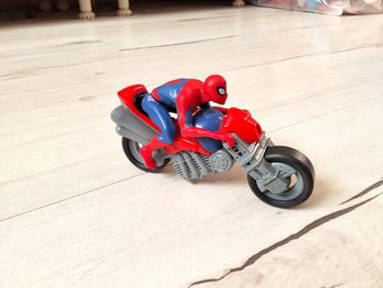 Figurine Spiderman et sa moto 14 x 8 cm 