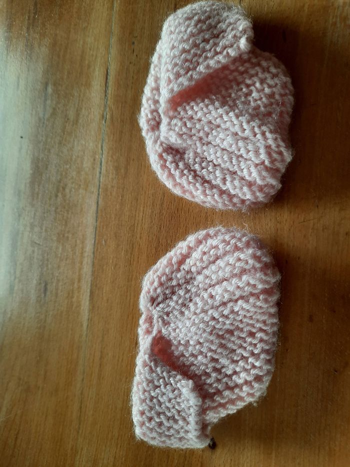 Petits chaussons tricotés main roses