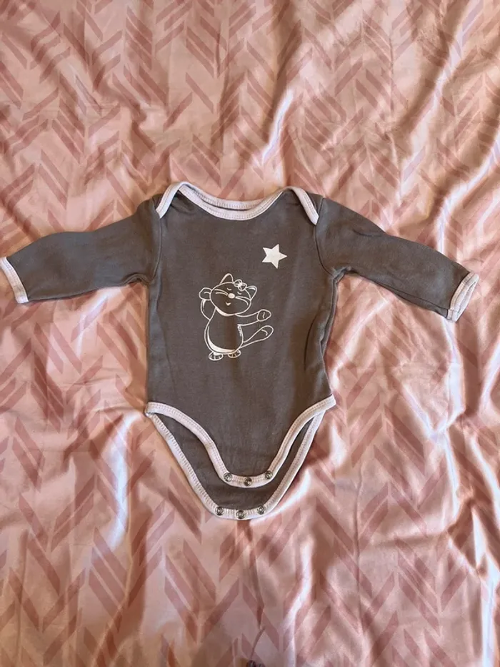 Lot 4 bodies bébé 12 mois - photo numéro 4