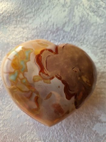 Jaspe polychrome de Madagascar forme cœur 236g neuf