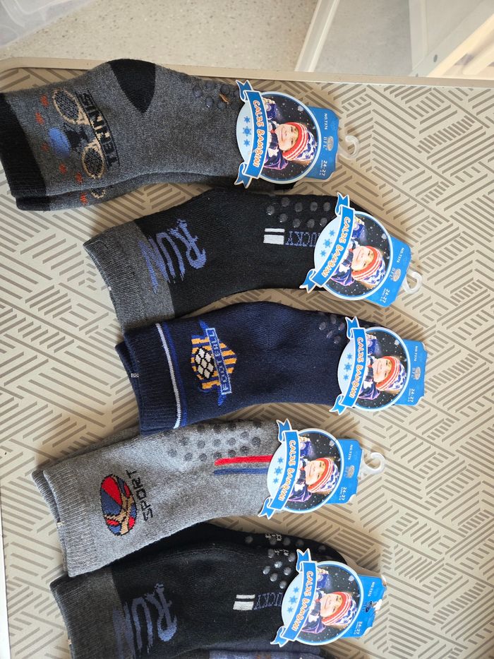 Lot 9 paires de chaussettes neuves antidérapante 24/27 - photo numéro 2