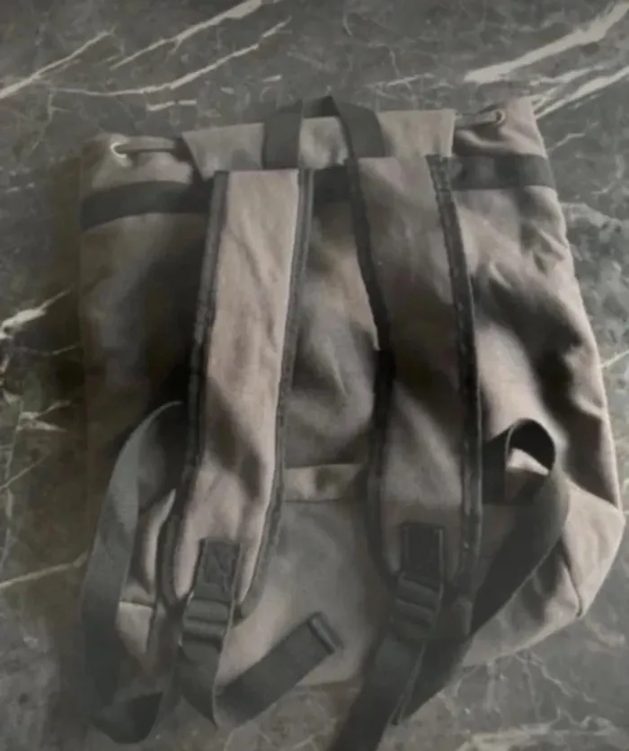 Sac à dos en très bon état longueur 42 cm ,largeur 37 cm - photo numéro 2