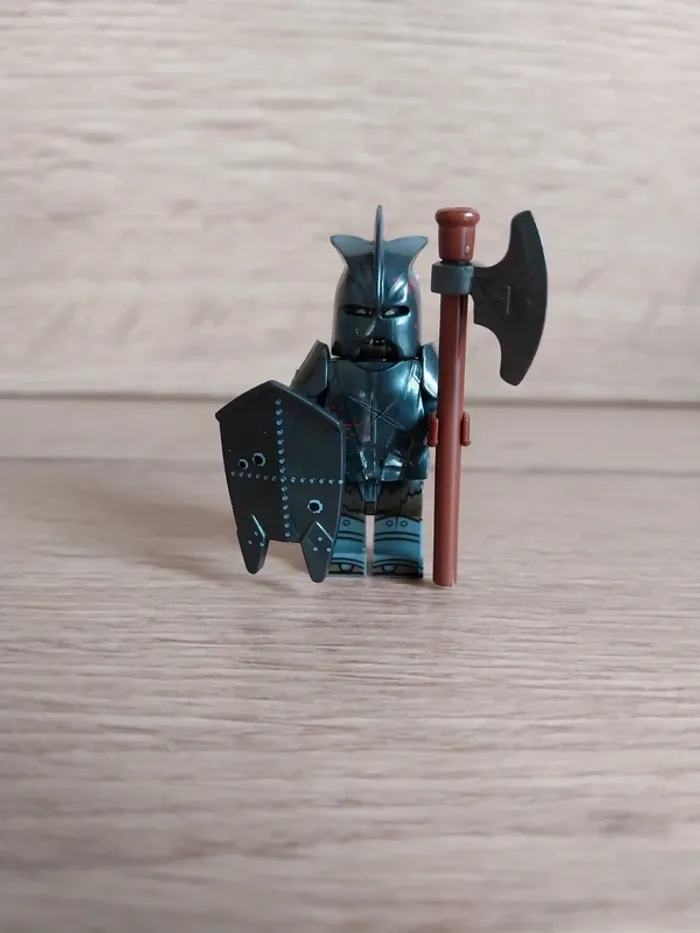 Figurine type lego guerrier orc seigneur des anneaux