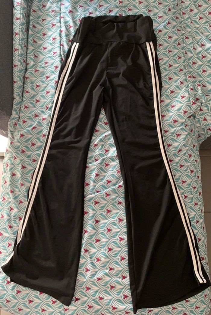 Pantalon large noir avec bandes blanches