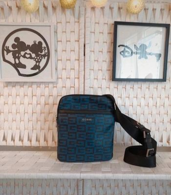 Jolie sacoche GUESS homme bleue et noire  modèle G cube 