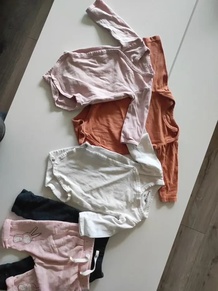 Lot vêtements 1 mois fille - photo numéro 7