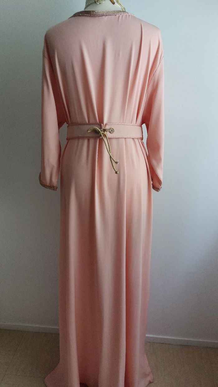 Caftan NEUF jamais porté couleur abricot simple et classe - photo numéro 4