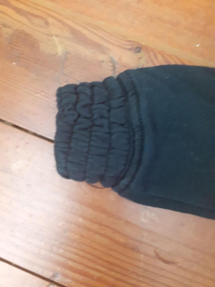 Pull noir à capuche motif cœur rose - photo numéro 4