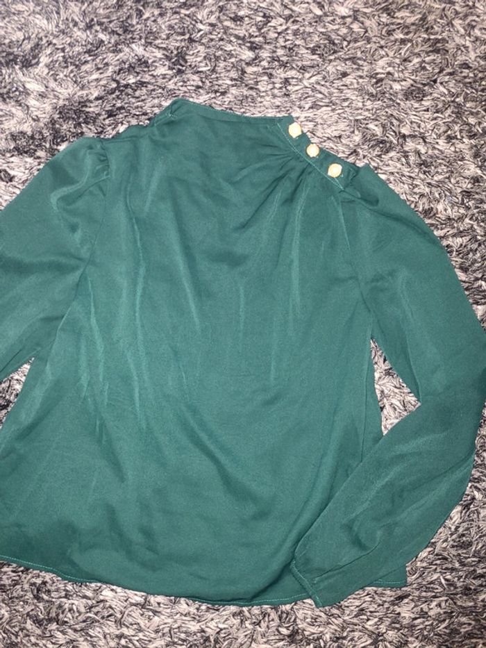Blouse vert sapin avec bouton perle